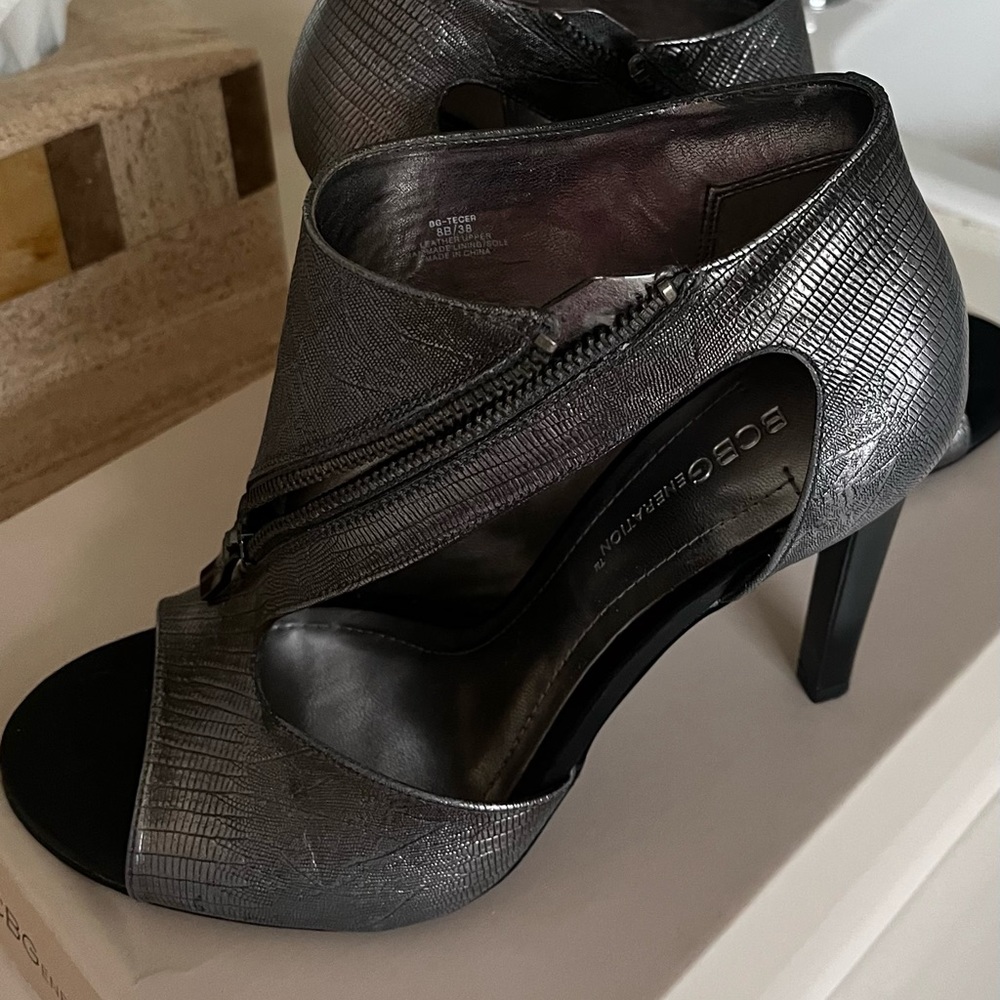 BCBG PEWTER HEELS 8M